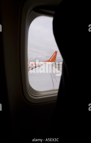 BRITISCHE BRISTOL AIRPORT BLICK VON EASYJET MIT BOEING 737-700 HECKFLOSSE ANDERER EASYJET-FLUGZEUGE Stockfoto