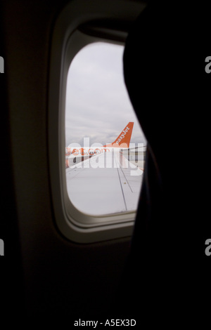 BRITISCHE BRISTOL AIRPORT BLICK VON EASYJET MIT BOEING 737-700 HECKFLOSSE ANDERER EASYJET-FLUGZEUGE Stockfoto