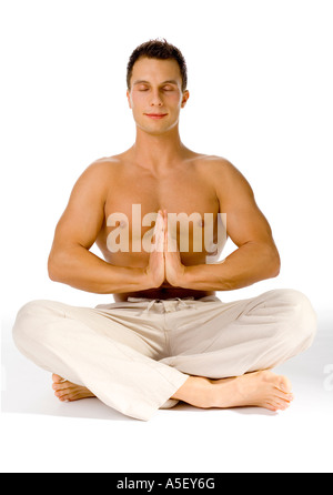 Junger attraktiver Mann sitzen Yoga Stil er s Augen geschlossen weißen Hintergrund im studio Stockfoto