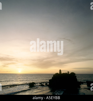 Tempel von Tana Lot bei Sonnenuntergang, Bali, Indonesien Stockfoto