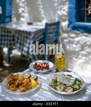 Griechisches Essen und Wein in einer traditionellen Taverne im Dorf Zia, Kos, Dodekanes, Griechenland Stockfoto