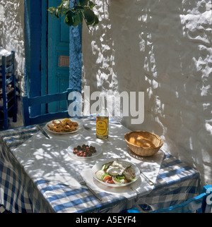 Griechisches Essen und Wein in einer traditionellen Taverne im Dorf Zia, Kos, Dodekanes, Griechenland Stockfoto