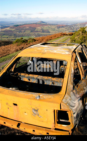 Ausgebrannte Auto geworfen, in der Nähe von House, Brecon Beacons National Park, Powys, South Wales, UK Stockfoto
