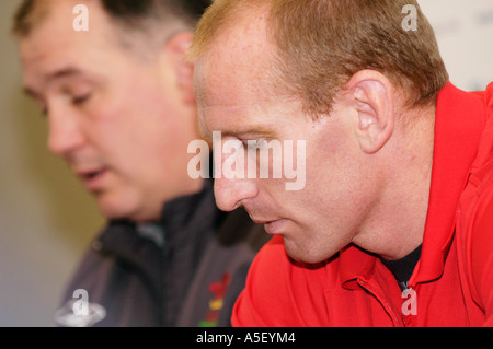 Wales Rugby-Kapitän und British Lion Gareth Thomas mit Wales Rugby-Trainer Mike Ruddock Cardiff South Wales UK Stockfoto