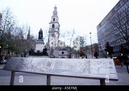 Gladstone Denkmal mit der St Clement Danes Kirche im Hintergrund Stockfoto