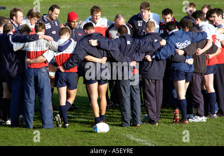 Llanelli RFC-Rugby-Spieler während einer Trainingseinheit im Stradey Park Llanelli, Carmarthenshire West Wales UK kleben Stockfoto