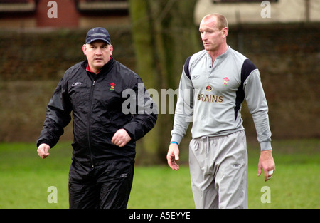 Wales Rugby-Trainer Mike Ruddock bei Team-Kapitän Gareth Thomas Training bei Sophia Gärten Cardiff South Wales UK Stockfoto