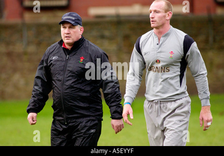 Wales Rugby-Trainer Mike Ruddock bei Team-Kapitän Gareth Thomas Training bei Sophia Gärten Cardiff South Wales UK Stockfoto