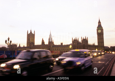 Der Verkehr auf Westminster Bridge mit Houses of Parliament im Hintergrund Stockfoto