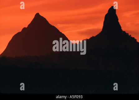 Die Glasshouse Mountains bei Sonnenuntergang-Queensland-Australien Stockfoto