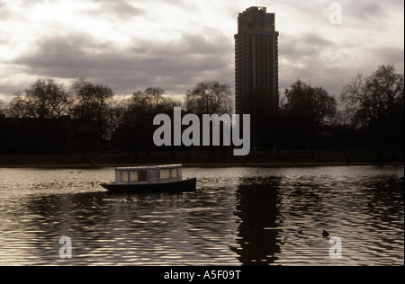 Ein Boot in der Serpentine River Hyde park Stockfoto