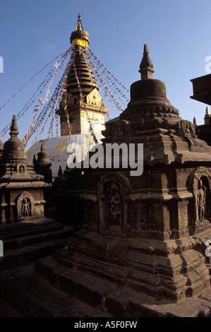 Hinduistischen und buddhistischen Schreine umkreisen Swayambunath Stupa, Kathmandu, Nepal Stockfoto