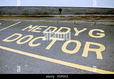 Zweisprachig Englisch Walisisch Arzt Parkplatz Raum Zeichen bei Trawsfynydd Gwynedd North Wales UK Stockfoto