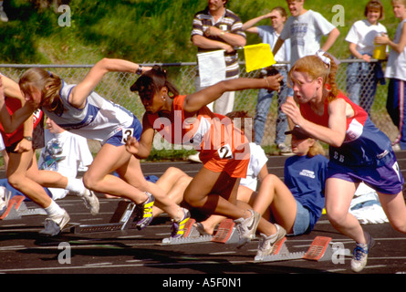 Frauen Athleten mit 17 Jahren verlassen Starter Blöcke im Strang begegnen. Cottage Grove, Minnesota USA Stockfoto