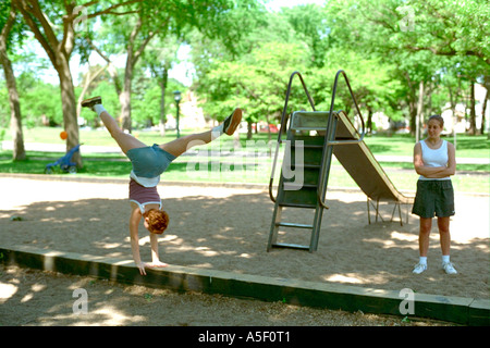 Mädchen Alter 15 Handstand im Minnehaha Park zu tun. Minneapolis Minnesota USA Stockfoto