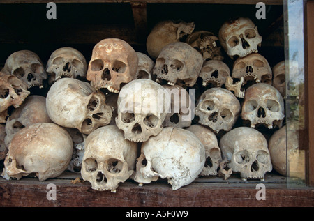 Schädel auf dem Display in Memorial Stupa die Killing fields Choeung Ek außerhalb Phnom Penh, Kambodscha Stockfoto