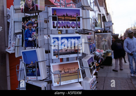 Postkarten von London zum Verkauf an einen Souvenir-shop Stockfoto