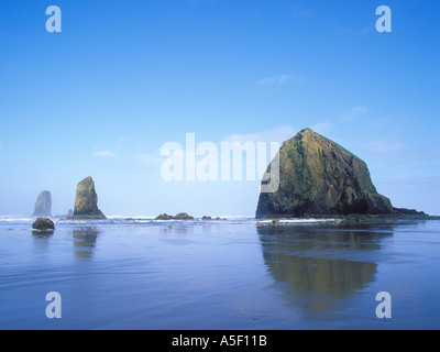 Haystack Rock und The Needles bei Sonnenaufgang Cannon Beach, Oregon USA Stockfoto