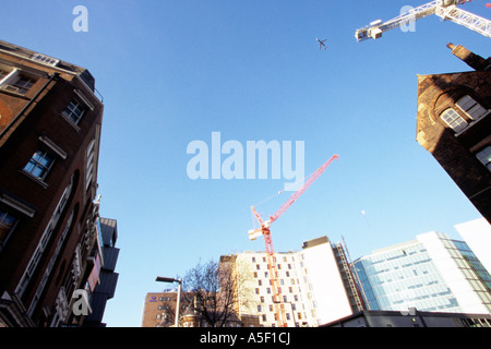 Einen niedrigen Winkel Blick auf London mit Konstruktionen, die in Teilen der Stadt Stockfoto
