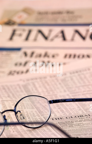 FT Financial Times mit Brille Brille Stockfoto