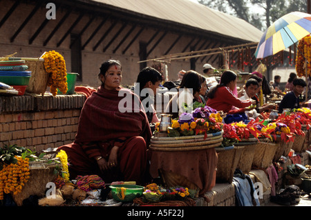 Anbieter und Angebote zum Verkauf auf einem Markt in Kathmandu-Nepal Stockfoto