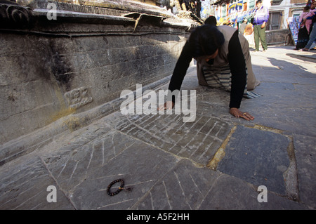 Eine Frau beten am Swayambunath Tempel in Kathmandu-Nepal Stockfoto