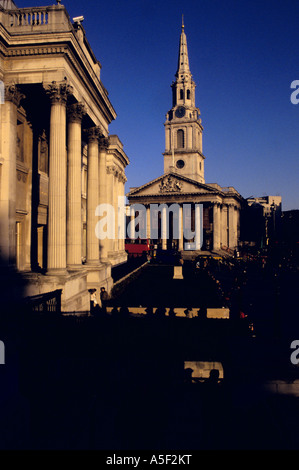 Die National Gallery auf der linken Seite und St. Martin in die Felder Chruch hinten am Trafalgar Square in London Stockfoto