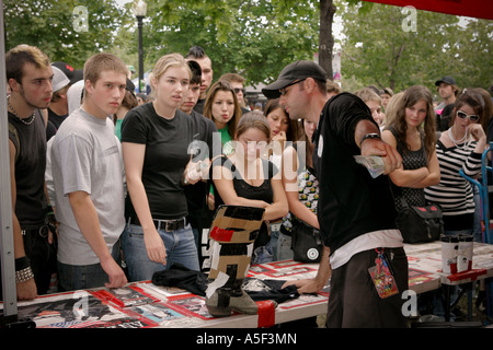 Junge Teenager Fans ansehen und kaufen waren bei einem Outdoor-Sommer Musikfestival in Montreal Stockfoto