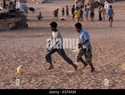 Kinder von saharauischen Flüchtlingslager spielen Fußball in Abend, Tindouf, westlichen Algerien Stockfoto