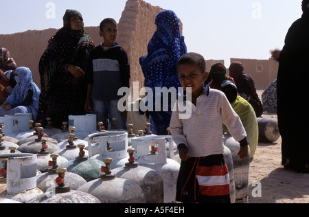 Menschen aus dem saharauischen Flüchtlingslager in Tindouf westlichen Algerien Gasflaschen einsammeln Stockfoto