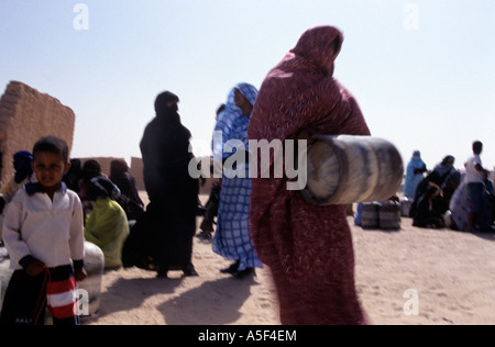 Menschen aus dem saharauischen Flüchtlingslager in Tindouf westlichen Algerien Gasflaschen einsammeln Stockfoto