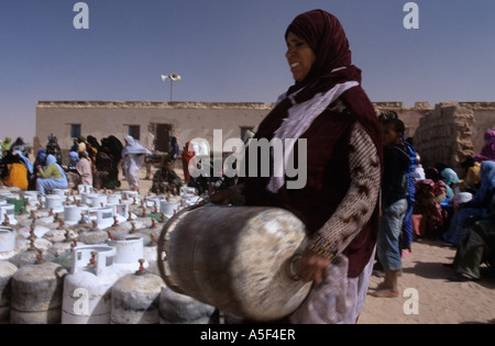 Menschen aus dem saharauischen Flüchtlingslager in Tindouf westlichen Algerien Gasflaschen einsammeln Stockfoto