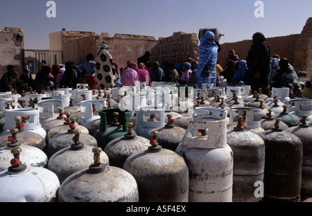 Menschen aus dem saharauischen Flüchtlingslager in Tindouf westlichen Algerien Gasflaschen einsammeln Stockfoto