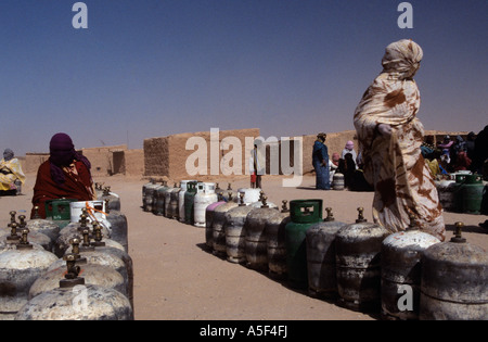 Menschen aus dem saharauischen Flüchtlingslager in Tindouf westlichen Algerien Gasflaschen einsammeln Stockfoto