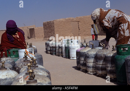 Menschen aus dem saharauischen Flüchtlingslager in Tindouf westlichen Algerien Gasflaschen einsammeln Stockfoto