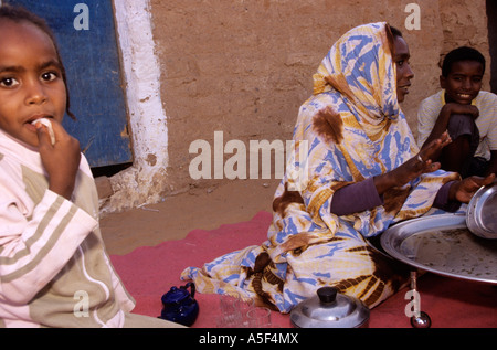 Eine muslimische Familie in der saharauischen Flüchtlingslager in Tindouf westlichen Algerien Stockfoto