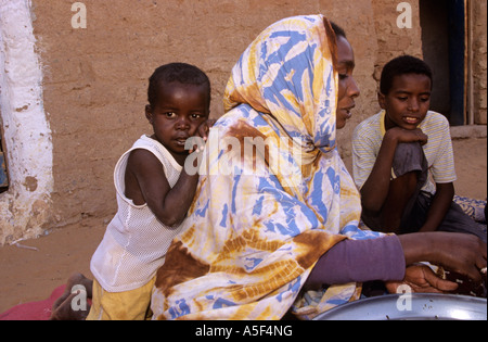 Eine muslimische Familie in der saharauischen Flüchtlingslager in Tindouf westlichen Algerien Stockfoto