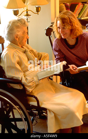 Minister 36 diskutieren die Bibel mit älteren Alter von 87 Jahren. Western Springs, Illinois USA Stockfoto