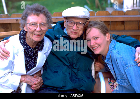 Enkelin mit Großeltern Alter 21 und 80. St Paul Minnesota USA Stockfoto