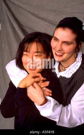 Korean American und weiße Schwester umarmt Alter 25 und 18. St Paul Minnesota USA Stockfoto