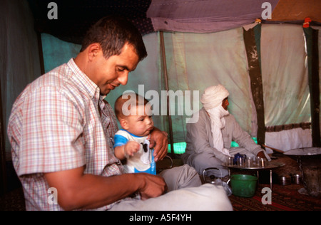 Ein saharauischen Flüchtlingen und sein Baby in ihrem Haus in Tindouf westlichen Algerien Stockfoto