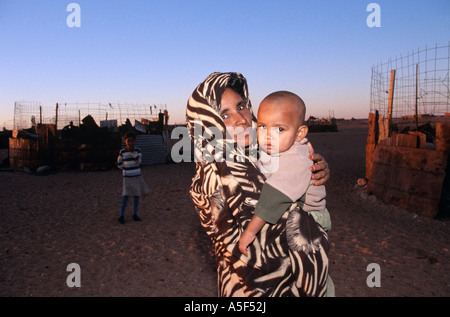 Sahrauischen Flüchtlinge und Baby, Tindouf, westlichen Algerien Stockfoto