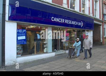 Fassade des Cancer Research UK Charity Shop, Blackburn, Lancashire UK. Stockfoto