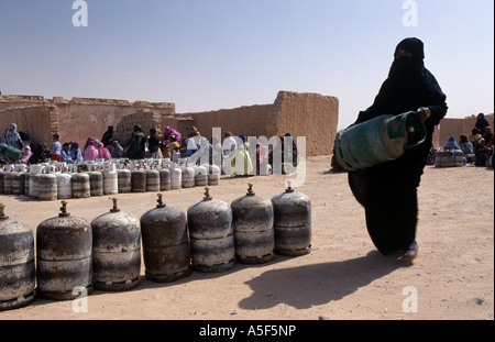 Saharauischen Flüchtlingen in Tindouf westlichen Algerien Gasflaschen einsammeln Stockfoto