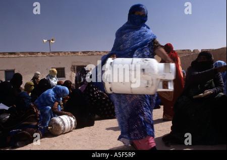 Saharauischen Flüchtling in Tindouf westlichen Algerien trägt eine Gasflasche Stockfoto