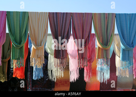 bunte Schals für den Verkauf auf eine Linie auf einem Markt in Lagos Algarve Portugal Stockfoto