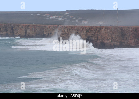 hohe Wellen bei Sagres Algarve Portugal Stockfoto