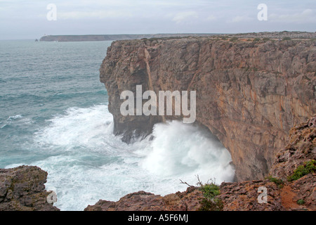 hohe Wellen durch eine Höhle bei Sagres Fortaleza Algarve Portugal Stockfoto
