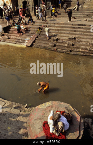 Greis, Baden im Fluss Bagmati in Kathmandu-Nepal Stockfoto