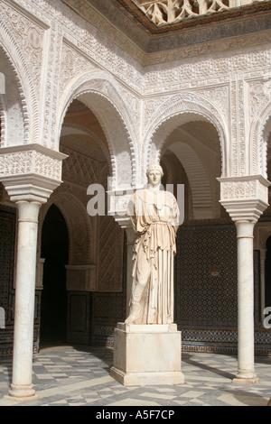 Casa de Pilatos Main Patio mit Skulptur von Athena Sevilla Andalusien Spanien Espana Stockfoto